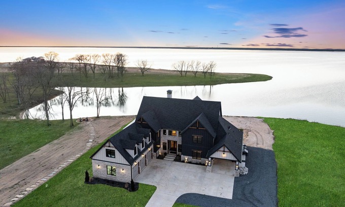 Honey Grove Casa | Lakefront Estate with 5 bedrooms, massive bunkroom, and pickleball court.