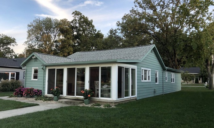 Lakeview Casa | Lakefront Family-Friendly Cottage con muelle! Reserve su viaje de follaje de otoño hoy!