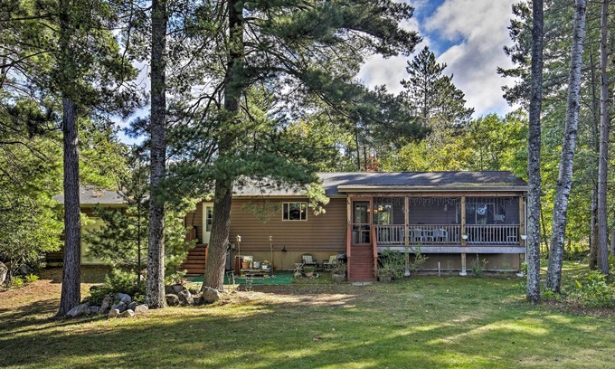 Conover Casa | ¡NUEVO! Lakefront Family Retreat: Private Deck & Dock