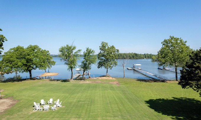 Afton Casa | Lakefront Family Getaway Dock Fire Pit Game Room Dogs Welcome