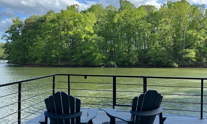Dawsonville Casa | Lakefront family home w/ private 2-story dock & NEW outdoor deck for dining!