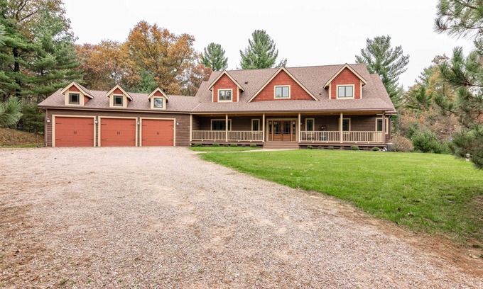 Friendship Casa | LAKEFRONT FAMILY RETREAT ON THE EASTERN SIDE OF CASTLE ROCK LAKE - PET FRIENDLY