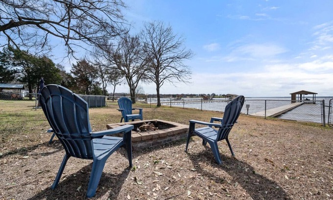 Kemp Casa | Lakefront Family Retreat– Private Dock & Fire Pit