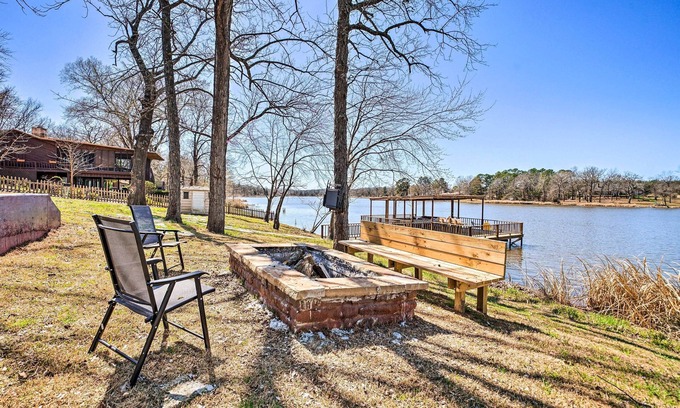Fort Towson Casa | Lakefront Fort Towson Home: Private Dock & 3 Decks