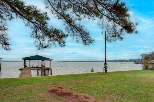 Berryville Casa | Lakefront Frankston Cabin with Dock and Fire Pit!