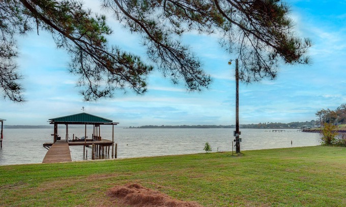 Berryville Cabina | Lakefront Frankston Cabin w/ Dock & Fire Pit!