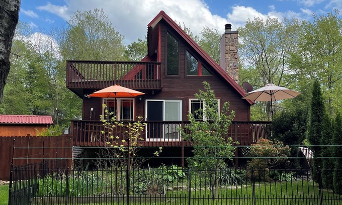 Briar Crest Woods Casa | Lakefront, Game Room, Canoe, Fire Pit, Pet Friendly, Fenced Yard, Buddha Garden