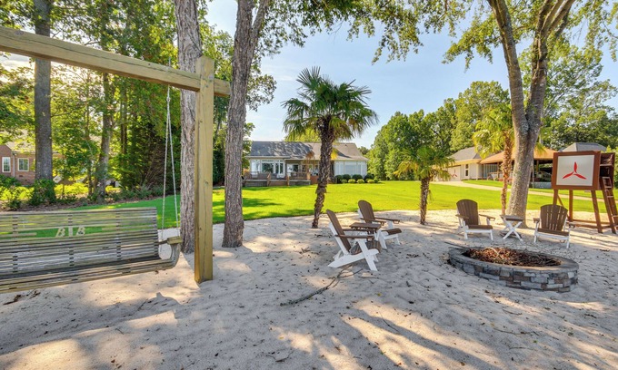 Cross Hill Casa | Lakefront Gem: Hot Tub, Boat Launch Near Greenwood