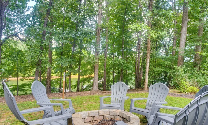 Dawsonville Cabaña | Lakefront Georgia Abode w/ Dock & Screened Patio!