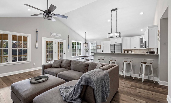 Southmont Casa | Lakefront Getaway: Dock, Kayaks, Fire Pit, 70" TV
