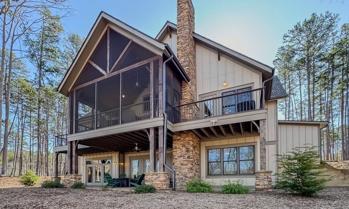 Seneca Casa | Lakefront Getaway~Dock~Fire Pit~Kayak & Games!