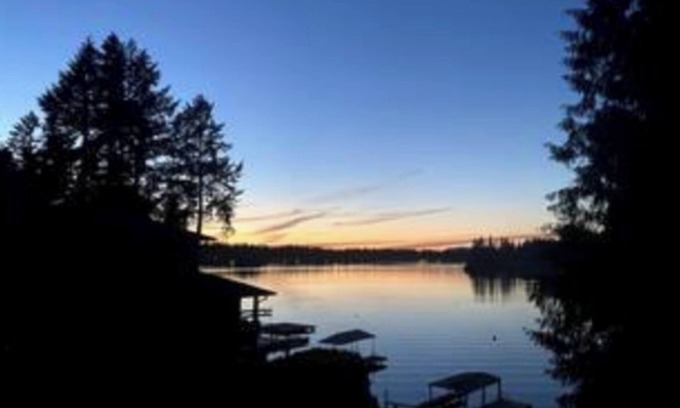 Black Diamond Casa | Lakefront Getaway at Lake Sawyer