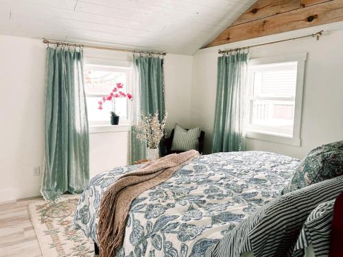 Howe Casa | Lakefront Girls getaway Romantic Retreat low fees