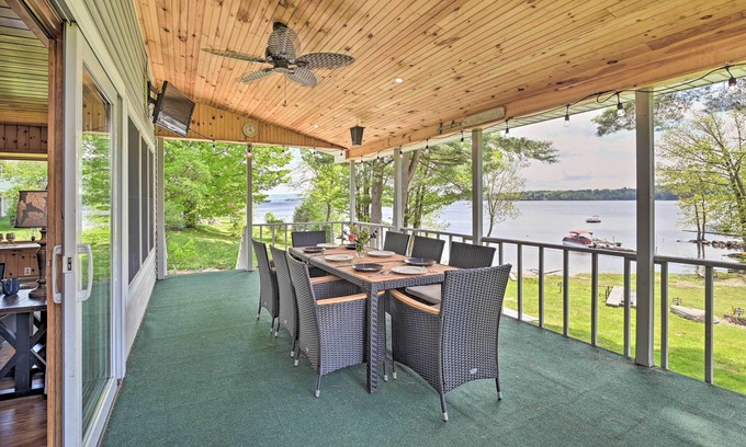 Gloversville Casa | Lakefront Gloversville Home w/ Beach + Dock!