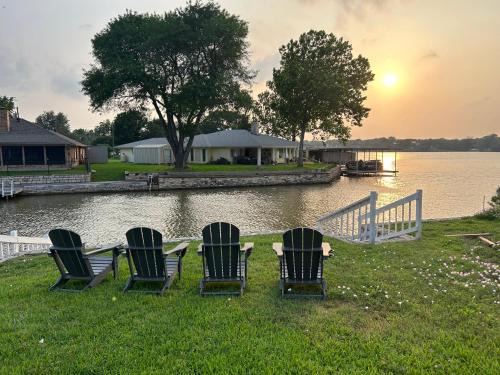 Granbury Casa | Lakefront Granbury, fishing, quite neighborhood, relaxing!