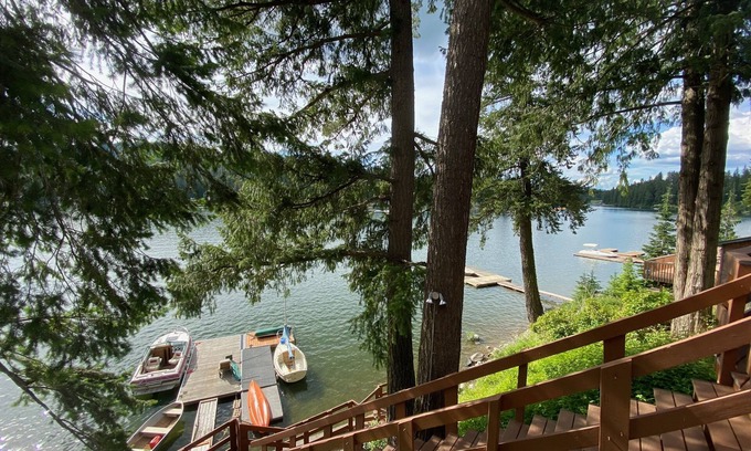 Spirit Lake Cabina | Lakefront guest house, dock access. Kayak, peddleboat, and rowboat... fishing.