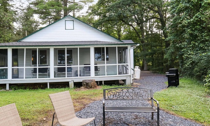 Saylorsburg Apartamento | Lakefront Haven: Modern Cottage