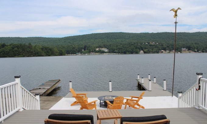 Hewitt Casa | Lakefront Haven Private Beach Dock Fire Pit Game Room Boat Rental