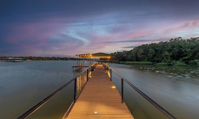Quinlan Casa | Lakefront Haven- Relax, Fish, Dock on Lake Tawakoni