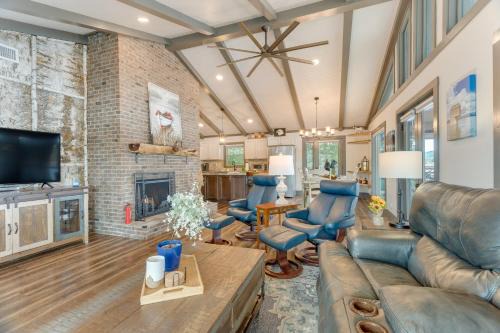 Hayesville Casa | Lakefront Hayesville Retreat with Private Swim Dock