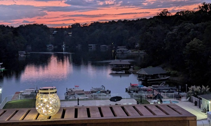 North Shore Condominio | Lakefront Hideaway - 2 Kayaks Included & Outdoor Balcony Perfect for Relaxing