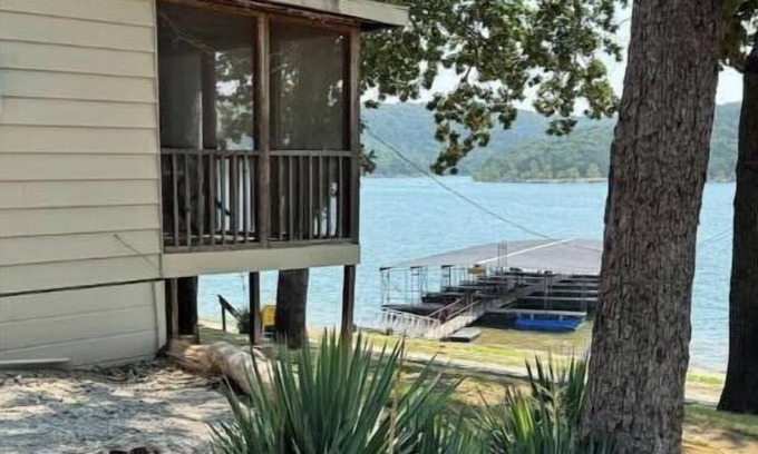 Boulder Point Cabina | Lakefront Hideaway w/Dock + Pool. Pet-Friendly!
