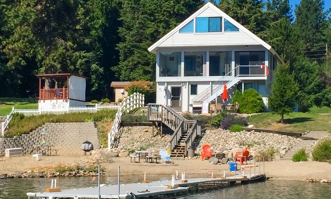 Bonner County Cabina | Lakefront hideaway with games, grill, smart TVs, mountain views, & AC