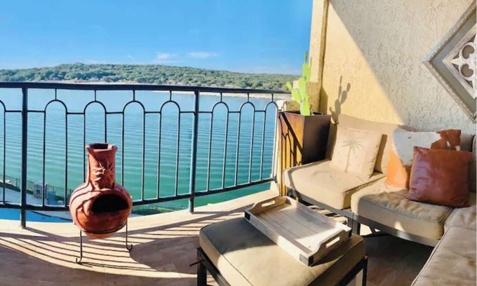 Highland Lake Estates Villa | Lakefront Hill Country Hacienda en Lake Travis