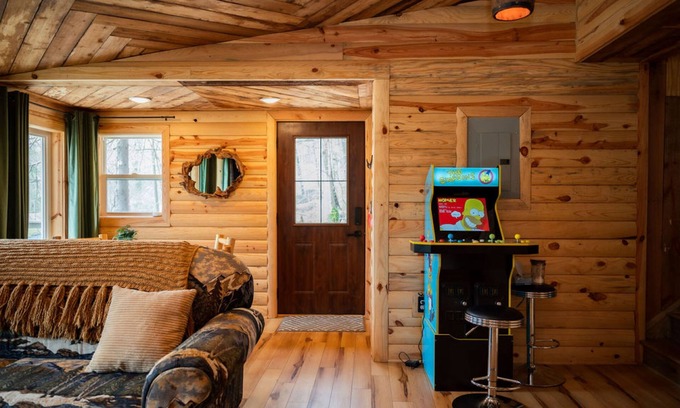 Martinsville Apartamento | Lakefront Hilltop Cabin Hot tub Firepit