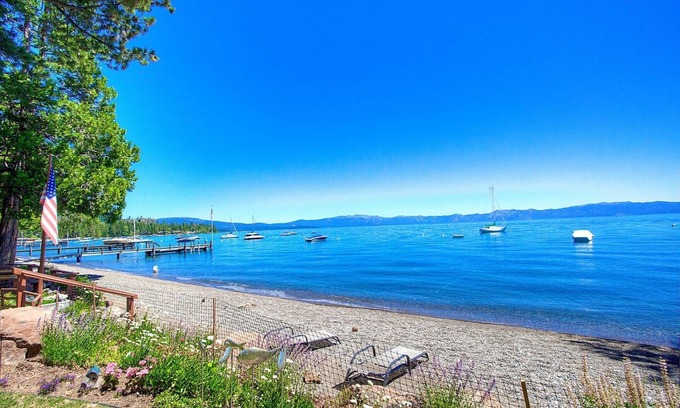 Homewood Cabina | Lakefront History 5 Bedroom Cabin by Redawning