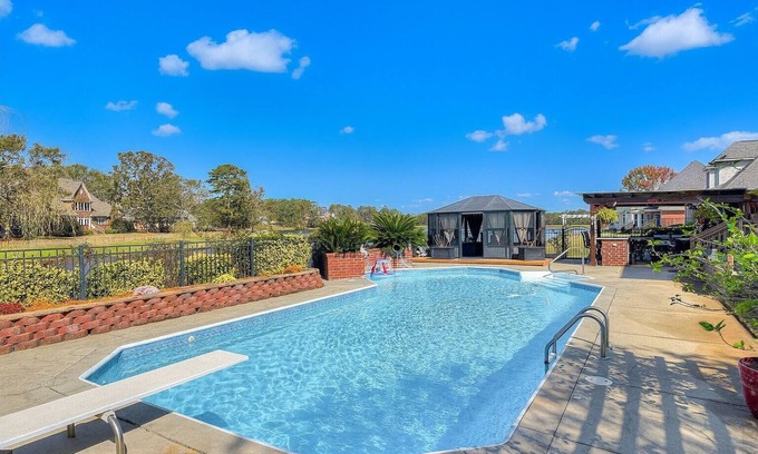 Evans Casa | Spacious Lakefront Home for Families & Groups – Pool, Kayaks, BBQ, Deck, Fishing