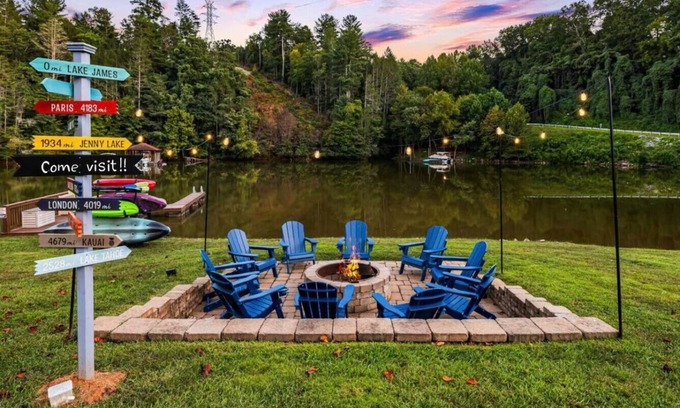 Marion Casa | Lakefront Home, Hot tub, Fire Pit, Games, & Movie Room!