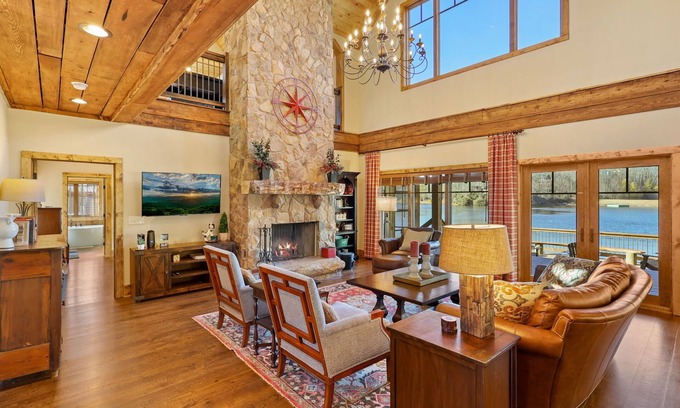 Blowing Rock Cabina | Lakefront home in 100 acre community/mountain views, shopping & dining all close