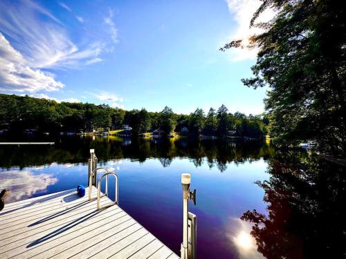 East Wakefield Casa | Lakefront Home-Stunning Views-Hot Tub, 3100 sqft!