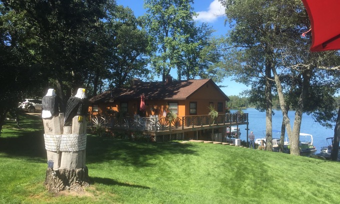 West Branch Casa | Hermosa casa frente al lago con dos habitaciones, jacuzzi al aire libre y chimenea