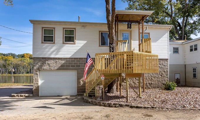 East Dubuque Casa | Lakefront Home w/ 2 Bedrooms Deck, Dock & Boats