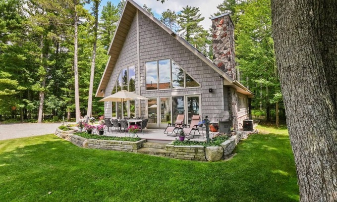 Higgins Lake Casa | LAKEFRONT HOME w BEACH @ HIGGINS LAKE !