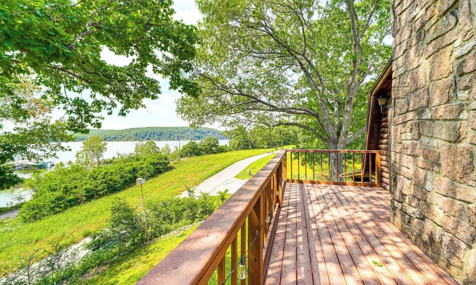 Mayes County Cabina | Lakefront Home w/Boat Ramp Near Spavinaw Rec Area