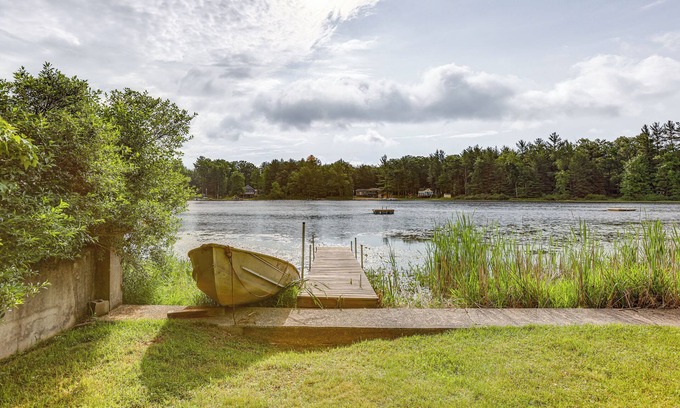 Brohman Cabaña | Lakefront Home w/Deck: Central Michigan Escape!