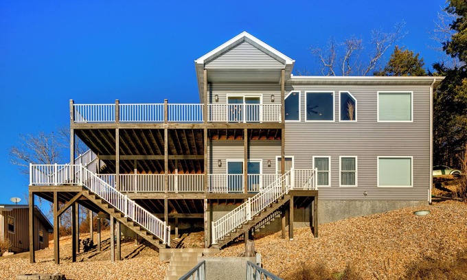 Gravois Mills Casa | Casi nueva casa frente al lago con una vista impresionante en 44 MM