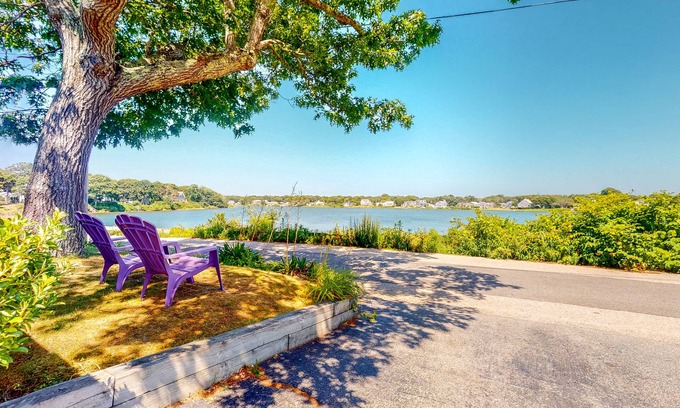Falmouth Heights Casa | Encantadora casa frente al lago con impresionantes vistas: ¡camina hasta la playa!