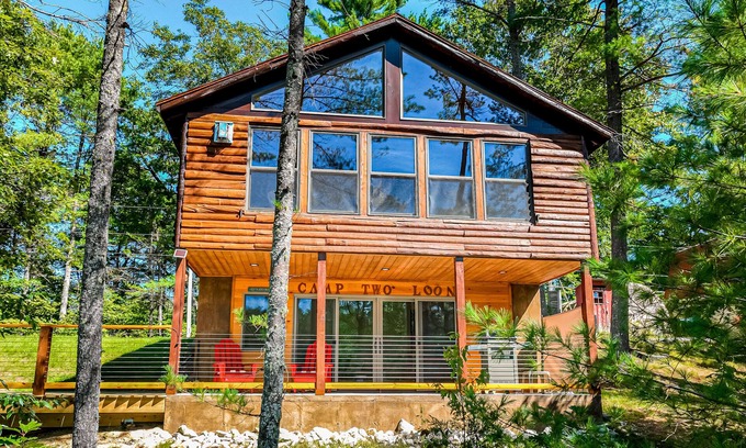 Oxford Cabina | Lakefront home with lovely lake views - one mile from the casino