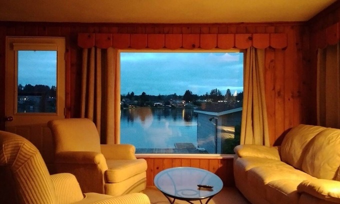 Otis Casa | Lakefront Home with Panoramic View: Devils Lake, Oregon