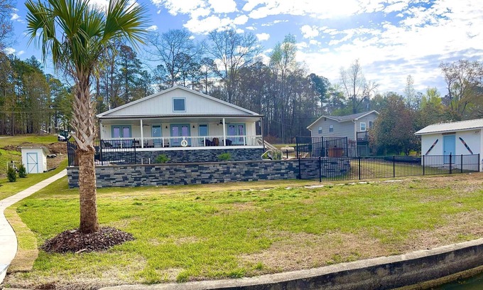 Eatonton Casa | Lakefront Home with Pool on Lake Sinclair Perfect for Large Groups