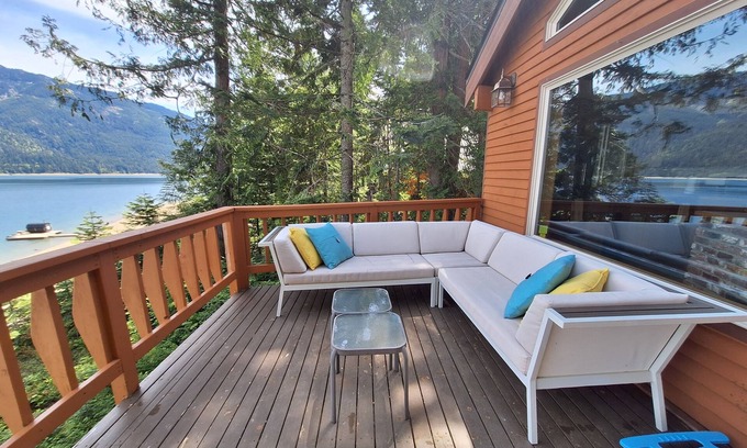 Snoqualmie Pass Casa | Lakefront Home with private dock, Beautiful setting!