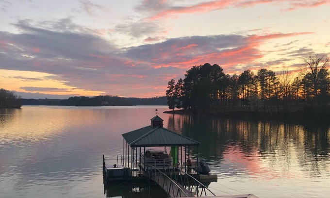 Seneca Casa | Casa frente al lago con playa privada y puestas de sol increíbles en el lago Keowee