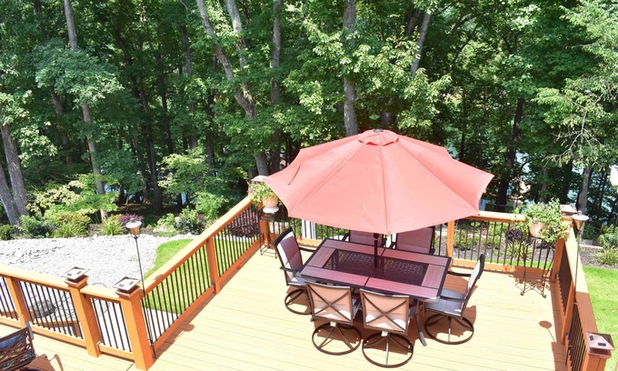Gainesville Casa | Lakefront Home with a Single Slip Party Deck