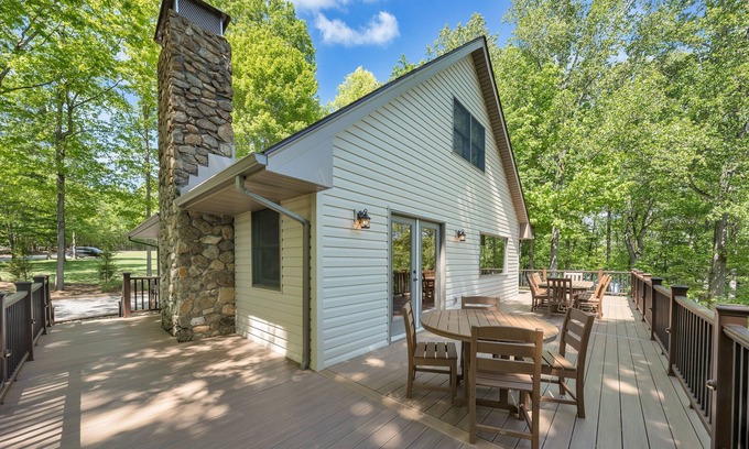 Huddleston Casa | Sunrise Retreat: Lakefront Home with Hot Tub