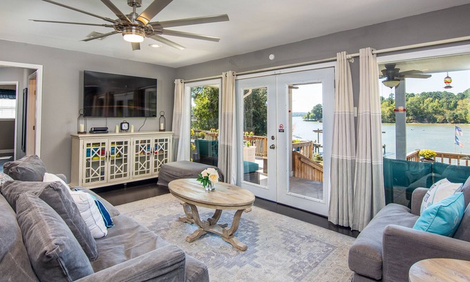 Pointblank Casa | Lakefront Home with Lake Livingston Views near Fishing Piers & Community Park