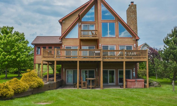 Waterfront Greens Casa | Lakefront home with lots of community amenities!